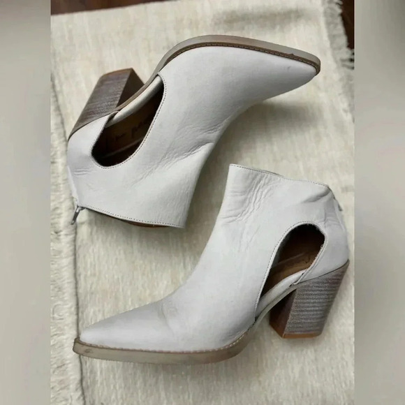 Free People Wilder Pointed Toe Leather Booties Size EU 37 US 6 White Western New - Picture 13 of 16